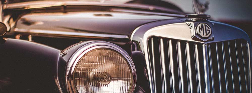 capot_d'une_automobile_de_marque_mg